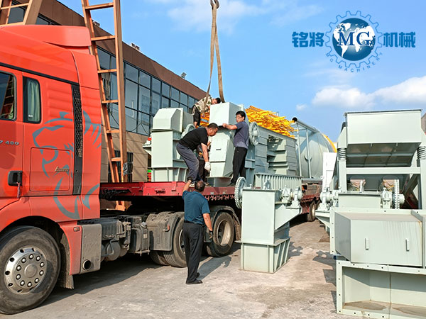 南京鱷魚集團幹粉砂漿生產線裝車中