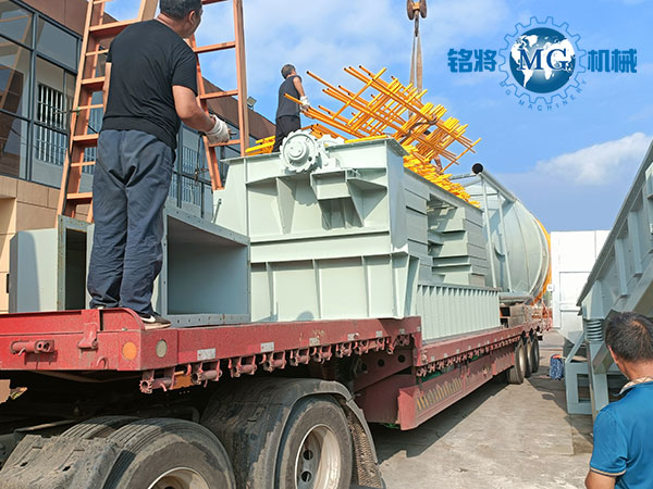 南京鱷魚集團幹粉砂漿生產線裝車中