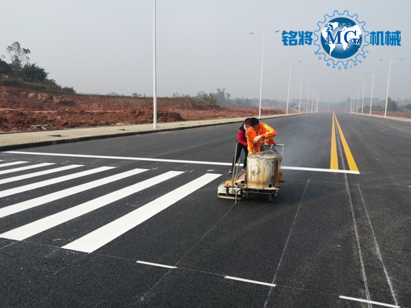 熱（rè）熔標線施工（gōng）幹燥慢的（de）原因