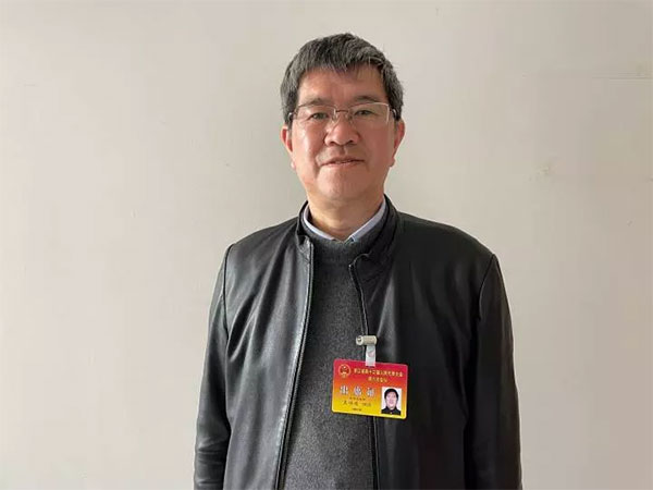 吳偉進代表:住宅外牆請專業機(jī)構做定期維保 吳偉(wěi)進代表:住宅外牆請專業機(jī)構做定(dìng)期維(wéi)保